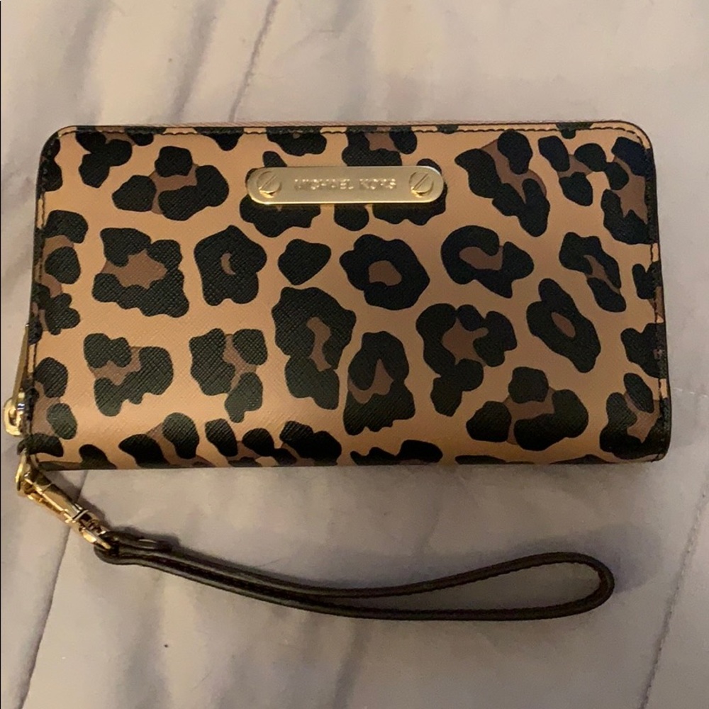 Michael Kors Wristlet (NWOT)